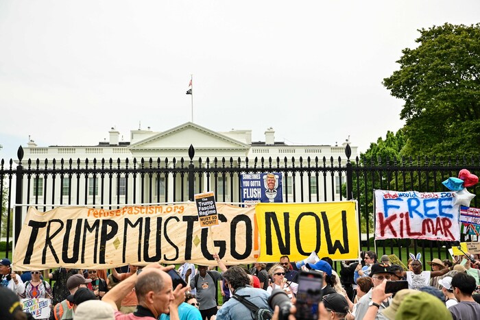 Zahlreiche Menschen demonstrierten vor dem Weißen Haus in Washington ...