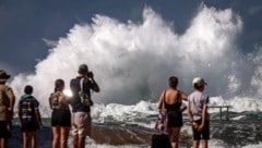 Bereits sechs Menschen starben vor der Küste Australiens, wo sich zu Ostern meterhohe Wellen auftürmen. (Bild: APA/AFP/DAVID GRAY)