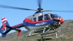 Der Polizeihubschrauber stieg zu den Wanderinnen auf.