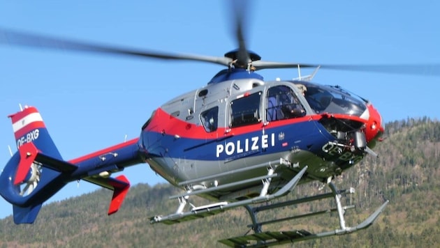 Der Polizeihubschrauber stieg zu den Wanderinnen auf.