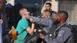 Die israelische Polizei ist dafür bekannt, nicht sehr zimperlich im Umgang zu sein. (Symbolbild) (Bild: AFP/MENAHEM KAHANA)