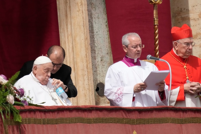 Der Papst im Hintergrund, während er von Diego Ravelli vertreten wird.
