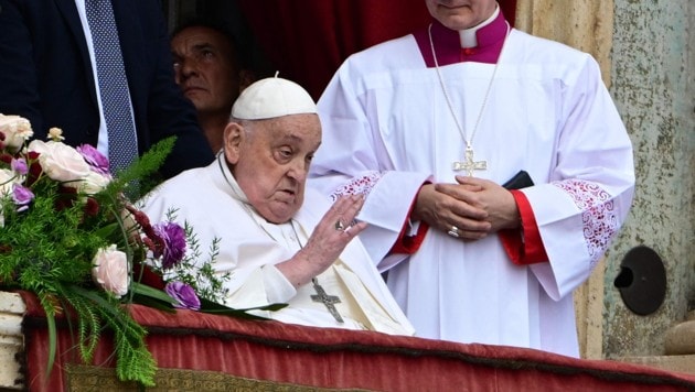 „Urbi et Orbi“ und „Frohe Ostern“ – Franziskus sprach wenige Worte zu den Pilgern. (Bild: AFP/TIZIANA FABI)