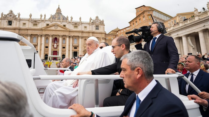 Zum Schluss der Feierlichkeiten und zur Freude der Gläubigen auf dem Petersplatz drehte der Papst auch noch eine Runde im Papamobil.