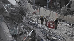 Das Gebäude fiel während der Erschütterung in sich zusammen wie ein Kartenhaus. (Bild: AFP/LILLIAN SUWANRUMPHA)