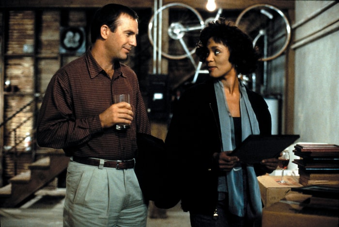 Kevin Costner und Whitney Houston spielten in „Bodyguard“.