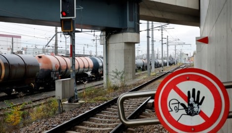 Der Unfall ereignete sich gegen 3.00 Uhr im Bereich des Bahnhofs Stadlau. Der Mann schwebt in Lebensgefahr.   (Bild: Groh Klemens)
