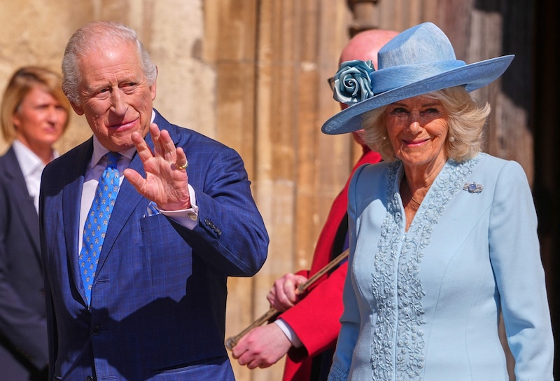König Charles und Königin Camilla trafen am Sonntag auf Schloss Windsor zur traditionellen Ostermesse ein. (Bild: AFP/KIRSTY WIGGLESWORTH)