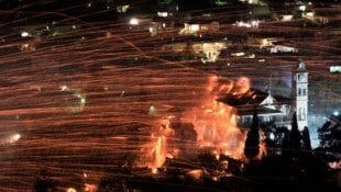 Kriegsähnliche Zustände zu Ostern auf der Insel Chios (Bild: APA/AFP)