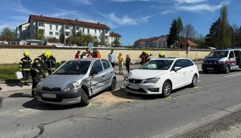 Die Fahrzeuge wurden bei der Kollision stark beschädigt.