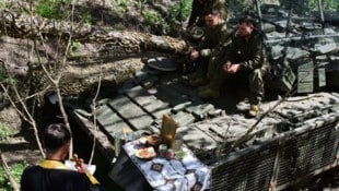 Osterfeier auf einem Panzer: Die „Pause“ dauerte in der Ukraine nicht lange. (Bild: AP/Ukrainian 65 Mechanized brigade)