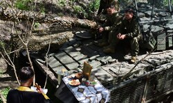 Osterfeier auf einem Panzer: Die „Pause“ dauerte in der Ukraine nicht lange.