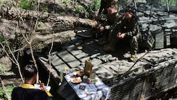Osterfeier auf einem Panzer: Die „Pause“ dauerte in der Ukraine nicht lange. (Bild: AP/Ukrainian 65 Mechanized brigade)