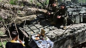 Osterfeier auf einem Panzer: Die „Pause“ dauerte in der Ukraine nicht lange. (Bild: AP/Ukrainian 65 Mechanized brigade)