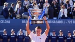 Holger Rune besiegte Carlos Alcaraz im Finale des ATP-500-Tennisturniers in Barcelona. (Bild: EPA/Enric Fontcuberta)