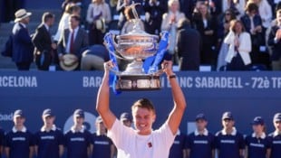 Holger Rune besiegte Carlos Alcaraz im Finale des ATP-500-Tennisturniers in Barcelona. (Bild: EPA/Enric Fontcuberta)
