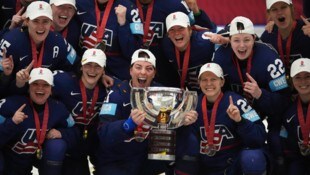 Die US-Ladys mit ihrem WM-Pokal