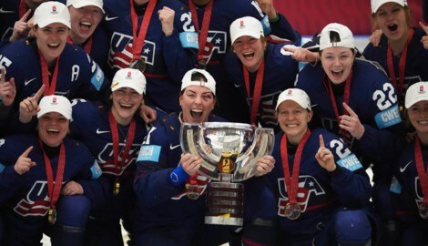 Die US-Ladys mit ihrem WM-Pokal (Bild: AP/Petr David Josek)