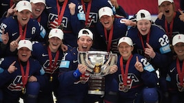 Die US-Ladys mit ihrem WM-Pokal (Bild: AP/Petr David Josek)