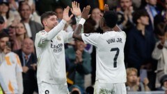 Federico Valverde (li.) freut sich mit Vinicius Junior (Bild: AFP/OSCAR DEL POZO)