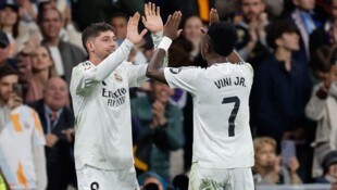 Federico Valverde (li.) freut sich mit Vinicius Junior