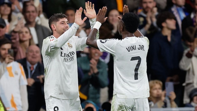 Federico Valverde (li.) freut sich mit Vinicius Junior
