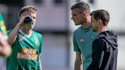 Die Situation spitzt sich auch für Trainer Robert Klauß (Mitte) immer weiter zu. (Bild: GEPA)