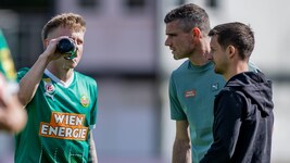 Die Situation spitzt sich auch für Trainer Robert Klauß (Mitte) immer weiter zu. (Bild: GEPA)