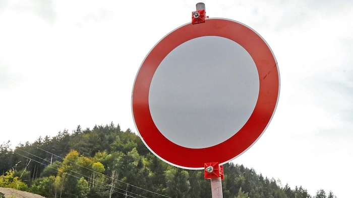 Nach Unwettern gilt nicht selten ein Fahrverbot auf betroffenen Straßen (Symbolbild).