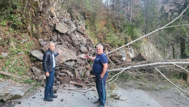 Bürgermeister Johann Windbichler (rechts) ist selbst vom Felssturz betroffen. (Bild: zVg)