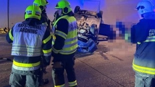 Der Wagen schlitterte mehr als 200 Meter weit und kam am Dach zum Liegen. (Bild: Feuerwehr Spital am Pyhrn)