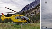 Der Schwerverletzte wurde mittels Tau geborgen und nach einer Erstversorgung am Zwischenlandeplatz ins Krankenhaus St. Johann geflogen.  (Bild: ZOOM Tirol)