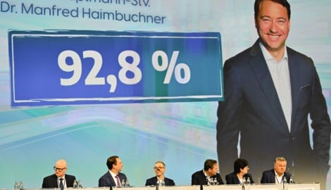 Haimbuchner und seine Kollegen beim Parteitag in Linz.  (Bild: Wenzel Markus)