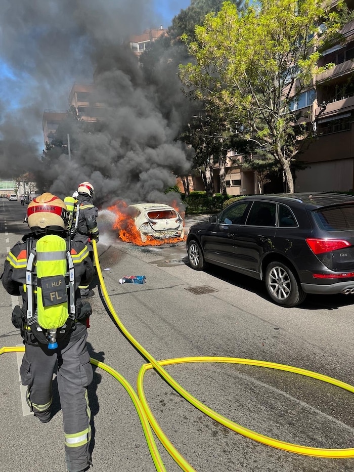 Durch den Brand platzte der vollgefüllte Benzintank auf und das Wasser-Benzin Gemisch verteilte sich auf eine Länge von circa 100 Metern.