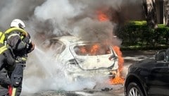 Bei Ankunft der Feuerwehr befand sich der Pkw bereits im Vollbrand. Durch die Flammen platzte der vollgefüllte Benzintank. (Bild: Stadt Wien | Feuerwehr)