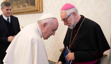 Bischof Josef Marketz mit Papst Franziskus im Rahmen des Ad-Limina-Besuchs der österreichischen Bischöfe im Jahr 2022 (Bild: Vatican Media)