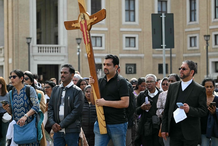 Am Petersplatz in Rom versammelten sich bereits zahlreiche Menschen nach der Nachricht vom Tod des Papstes.