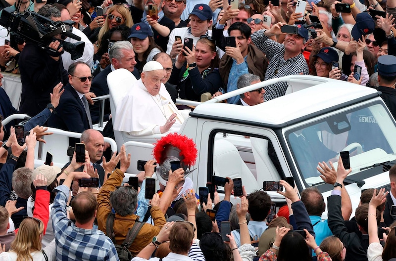 Papst Franziskus ist verstorben. Am Ostersonntag nahm der stark geschwächte Papst noch an den Feierlichkeiten teil, zeigte sich ein letztes Mal den Gläubigen. (Bild: www.viennareport.at)