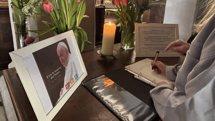 Im Klagenfurter Dom liegt ein Kondolenzbuch auf