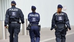 Die Polizeieinsätze an den betroffenen Schulen sind im Gange. (Bild: Wolfgang Spitzbart)