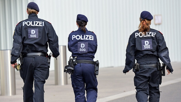 Die Polizeieinsätze an den betroffenen Schulen sind im Gange.