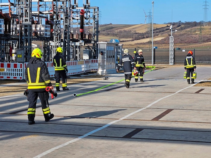Die Feuerwehr stand Brandwache als jetzt in Zaya im Bezirk Mistelbach der Riesentransformator ...