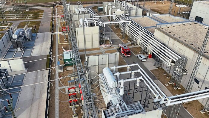 Der neue Großtransformator (am unteren Bildrand) fügt sich ins Umspannwerk Zaya ein.