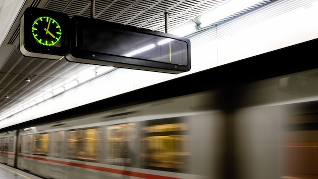 Freitagnacht hat ein Mann bei einer Wiener U-Bahn-Station mit einer Schreckschusswaffe hantiert (Symbolbild). (Bild: Robson90 - stock.adobe.com)