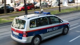 Der 41-jährige Lenker leistete den Anhaltezeichen nicht Folge und übersetzte mehrere Kreuzungen trotz Rotlichts. (Bild: Robson90 - stock.adobe.com)