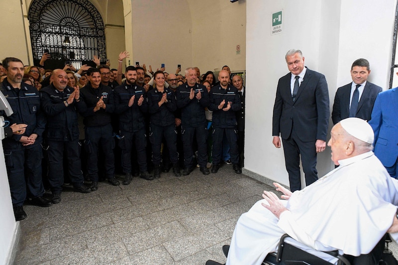 Papst Franziskus besuchte am Gründonnerstag eine Haftanstalt in Rom.  (Bild: AFP/HANDOUT)