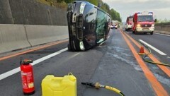 Nach einem Überschlag auf der Semmering-Schnellstraße blieb der Unfallwagen auf der Fahrerseite liegen. (Bild: Freiwillige Feuerwehr Leoben Stadt)