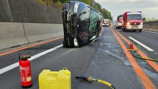 Nach einem Überschlag auf der Semmering-Schnellstraße blieb der Unfallwagen auf der Fahrerseite ...