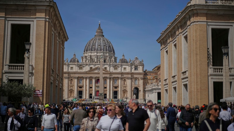 Rund um den Petersplatz war nach der Nachricht über den Tod von Papst Franziskus viel los. (Bild: APA/AP Photo/Andrew Medichini)