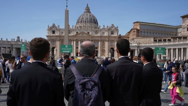 Schon am Ostermontag herrschte reger Andrang am Petersplatz, Menschen standen für den Eintritt in den Petersdom Schlange. Unterdessen bereitet sich Rom auf den Pilgeransturm beim Begräbnis von Papst Franziskus vor.  (Bild: APA/AP Photo/Andrew Medichini)